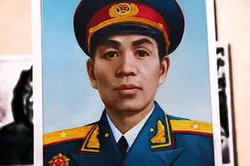 解放军罕见的“超级提拔”副团长破格连跳三级，直接成为副军长图片