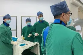太痛苦！福建男子肚子装了5000毫升水，一查竟是……这家医院让他成功“瘦肚”图片