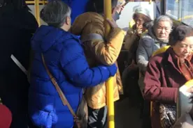 要钱不要脸？重庆大妈坐公交吃糍粑被噎死，家属向司机索赔110万图片