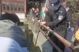 西湖边，网友熟悉的“打捞神器”又亮相了图片