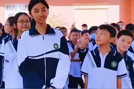 六年级男女生“断崖式”身高差，网友：现在小学生身高就是个迷图片