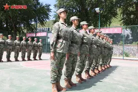 又美又飒！新兵连女兵来了图片