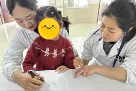 湖北省当阳市人民医院患儿病房独处 医护温馨陪伴图片