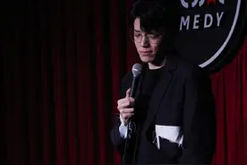 脱口秀演员杨波回应“劈腿粉丝”：只有接吻行为，没有强迫，她骚扰我3个月，女友刚才已经提出分手图片
