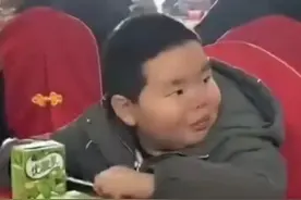 还记得吃席表情包的小男孩吗？王者归来，可别忘了给他手机！图片