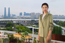 奥运冠军李晓霞，退役当大学教授，结婚生俩娃，年入百万很幸福图片