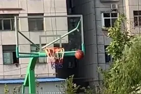 老人默默陪伴坐轮椅男子练投篮图片