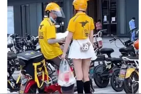 女外卖员穿热裤送餐，露着大腿引人注目，外卖也开始擦边了？图片