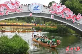 高中学子龙舟竞渡跃龙门图片