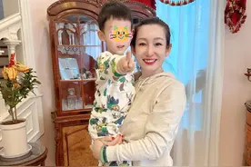 秦海璐大年初一走亲戚，瘦成一道闪电引热议，手腕多个翡翠抢镜图片