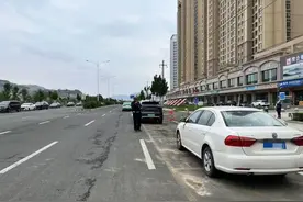 兰州公安交警雁滩大队开展车辆占用网格线交通违法专项治理图片