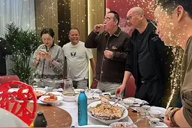 华表奖后众星聚餐！黄渤陈凯歌坐主位，人均80，满桌皆是人情世故图片