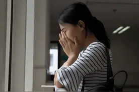漂亮妻子找感觉，醉酒后荒唐出轨，想分手被纠缠，被对方拿刀威胁图片