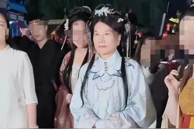 70岁董明珠空降洛阳，穿汉服年轻20岁，笑的娇羞妩媚图片