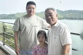 丁俊晖溧阳与老爸在一起，温馨的一家人！图片