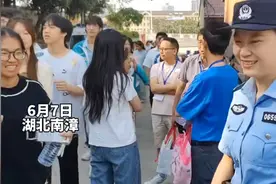 高考了，警号985211的民警手被拍红了，评论区网友炸锅！图片