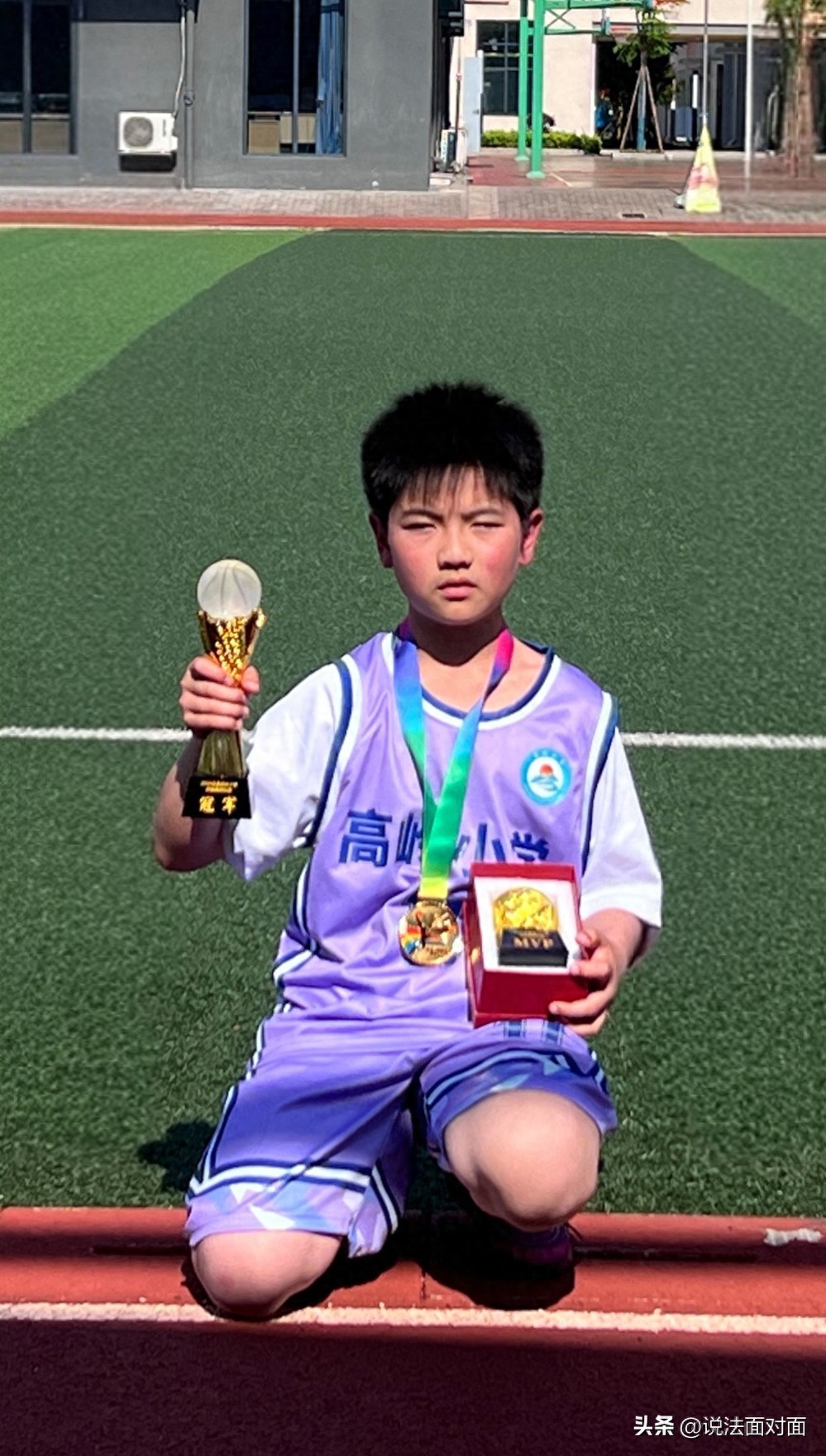 衡阳市高岭小学校园篮球赛落幕 2203班许浩宇斩获MVP率队夺冠(图1) 衡阳市高岭小学校园篮球赛落幕 2203班许浩宇斩获MVP率队夺冠(图1)