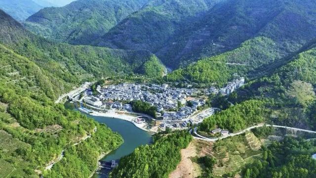 武都夏韵：青峰碧水蕴清幽