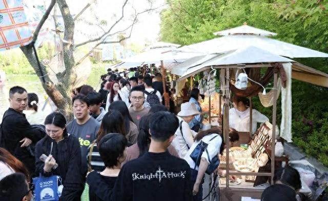 四万人挤爆上海假古镇，买的是啥？