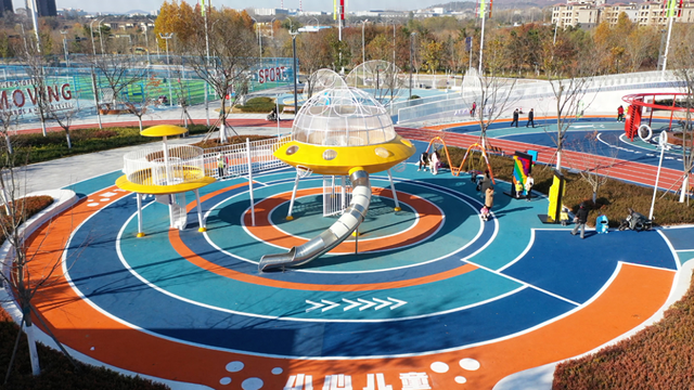 在城市的“一米高度”处，听见孩童的欢笑声