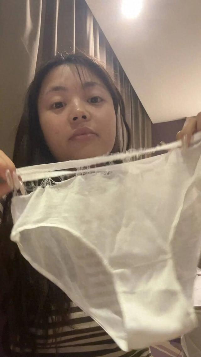 名创优品一次性内裤仍在多平台正常销售，客服称在售商品“正常是不会有问题的”；此前一女子称其一次性内裤差到让她“颜面尽失”