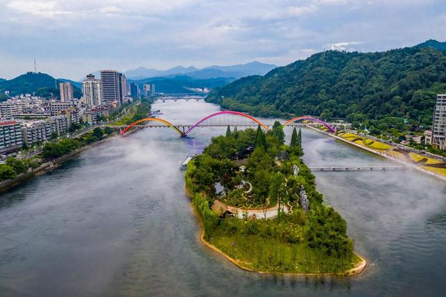 杭州建德，和金华衢州都交界，人口不算多有40几万