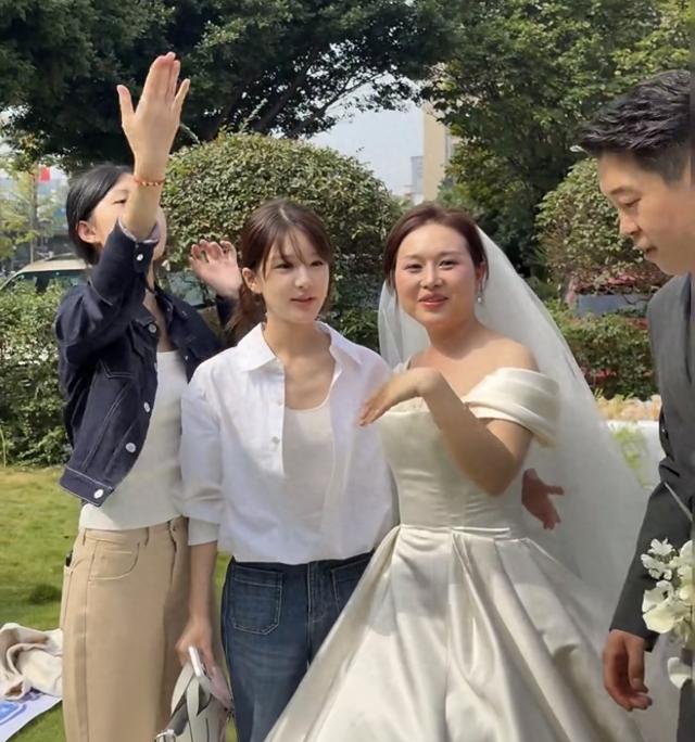赵露思参加表姐婚礼，穿3500白衬衫背3.8W爱马仕，脸肿眼小很韩风