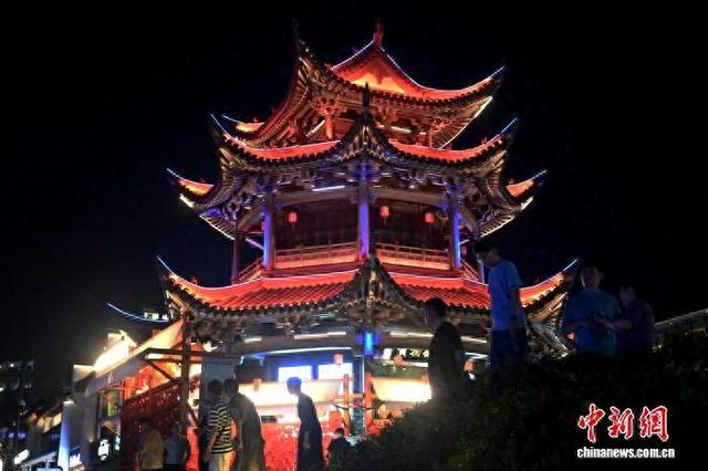 黄山：新安江畔流光溢彩 屯溪老街古意盎然