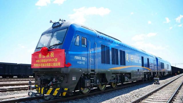 新型内燃机车在锦华铁路投用 蒙煤外运再添强劲“中国芯”