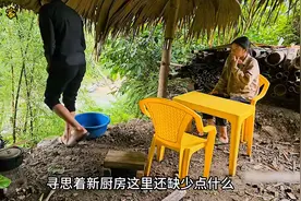 男孩和小雪做了新规划，经过一番改造，新厨房里面又通上水管图片