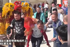 新娘被众人拿胶带绑电线杆上 大叫挣扎都无用图片