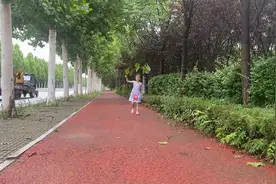 淋过雨的孩子成为撑伞的人#担当责任图片