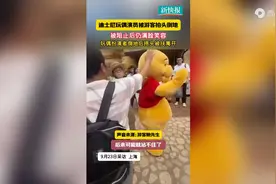 迪士尼玩偶演员被游客拍头倒地图片