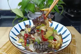 分享一个大葱炒木耳的做法，香气浓郁，特别看完i，好吃又下饭图片