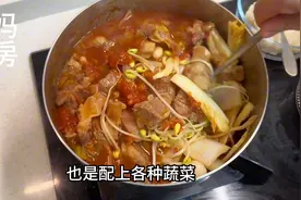 一人份的韩式泡菜汤锅，酸酸辣辣简单好吃，家里人煮的番茄炖肉图片