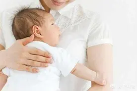 婴儿一般几个月竖抱比较合适，太晚了竖抱有害吗？图片