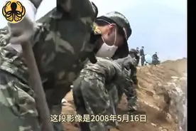 2008年四川，大地震万人坑掩埋遇难者镜头，解放军战士感动中国图片