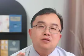 外科手术比速度吗？ 欧老师，你做大血管支架这么熟练，平时你们同行比速度吗？
我们一般情况下不比速度，手术质量是最重要的，多10分钟无关紧要，要是有所疏漏，或疗效不佳，得不偿失。但特殊情况下，确实需要急速进行。上月，一个病人从外地赶来，路上已破裂出血，血压入院时已70/50mmHg了。脸色苍白。意识丧失，心率下降，马上要心跳停止了。真是到了悬崖边上，留给我们的时间不多了，我立刻命令团队行动，所有动作都是小跑进行。抬病人到手术床，消毒铺巾，穿刺造影，放支架，9分钟完成主动脉腔内隔绝术。完成后立刻转到SICU，输血，升压，病人一周后出院。
#上海交通大学医学院附属新华医院 #介入血管外科欧敬民 #外科 #手术室日常 #手术视频封面