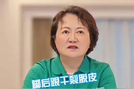 脚后跟像老树皮一样，摸起来很粗糙，严重的还会开裂，这是一种传染病，要注意#脚气 #盐酸阿莫罗芬乳膏 #传染 #角化型脚气视频封面