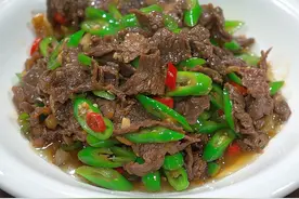 炒牛肉千万不要直接下锅炒，那样炒出来又老又硬，今天分享一个简单好吃的做法，做出来又香又嫩#辣椒炒牛肉 #抖音美食推荐官 #抖音美食创作人 #美食教程 #美食趣胃计划 @DOU+小助手