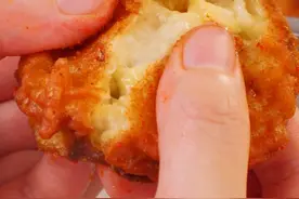 又学会一招街头小摊美食！炸茄子真的又香又脆，掰开里面还软嫩嫩的！追剧小零食又多一款了#又香又酥又脆#美食教程  #夏日citywalk偶遇的美食 #炸茄子 #炸茄子外酥里嫩视频封面