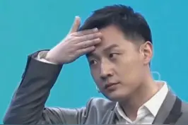 你到底秃不秃？专家表示，正常发际线为眉上距离4指宽，部分脑门较大人群为5指宽度，快来自测一下#发际线测试挑战 #发型决定气质 #熬夜 #失眠 #拯救秃顶 