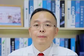 #涨知识 #精神分裂症 患者多久能出院，需要具体情况具体分析，不能一概而论。
精神分裂症的治疗一般分为三个阶段，如急性期、巩固期、维持期。急性期主要是通过药物或其他治疗，快速控制患者症状，一般需要6-8周。如果患者病情基本控制，自知力有一定的恢复，能够配合服药，患者则可以考虑出院。但出院后需加强监护，需要在家配合后续#治疗 ，维持原有药量或在医生的指导下减量，一般维持约半年，目的在于完全控制症状，然后以最低有效剂量继续维持，听从医生建议调整药物，切勿自行调整。建议患者平时遵医嘱规范使用#药物 ，定期#复诊 ，注意规律作息，避免熬夜。#健康守护计划 @创作灵感小助手视频封面