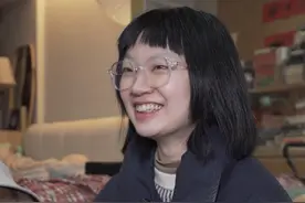 30+单身女性找工作有多难？ 求职四处碰壁的她却不再焦虑，坚持好好吃饭、好好生活。#求职  #30岁的女人  #年龄焦虑 #最后一班地铁 #二更视频 

年龄、婚育、学历……你曾在求职中遇到哪里门槛？欢迎在评论区聊聊~视频封面