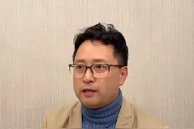 2025年新年伊始 ，美国One Voice儿童合唱团再度来到上海，用他们的童声为新年拉开序幕。合唱团的创始人兼指挥福田康夫（Masa Fukuda）表示：“我们的使命是用童声的力量激励世界。在过去的一年里，我们一直非常想念中国，并期待着有一天能再次回到这里。如今我们的愿望终于实现了。我们热爱中国、热爱上海，我们的心为此融化。视频封面