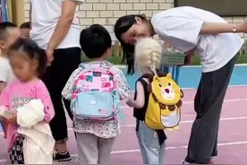 白化病女儿上幼儿园，妈妈原本担心女儿会被孤立，后来才发现多虑了#人类幼崽成长记 视频来源@小爱莎 视频封面