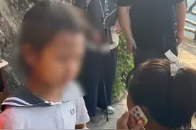 8月12日（报道）河南洛阳，东北大姐路遇走失哭泣小女孩，一路牵手护送帮她找到妈妈，女孩母亲含泪鞠躬致谢（大象新闻原创）