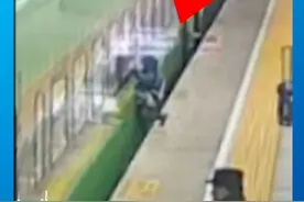 惊险！四岁男童跌入站台缝隙，#上海 乘警50秒紧急救援。（供稿：静安区融媒体中心）视频封面