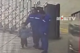 2月22日，江苏南京。工作完发现车上的孩子不见了，妈妈紧急调监控目睹暖心一幕：感谢他们及时发现正在找妈妈的他，避免了意外发生。（来源@菲亦 ）视频封面