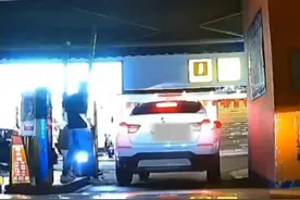 男子牵着孩子经过车库出入口被道闸停车杆砸头顿时暴怒折断道闸杆不顾劝阻多次猛踹道闸机视频封面